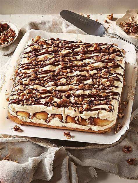 Serviervorschlag: Lauwarmer Kuchen mit frisch geschlagener Sahne