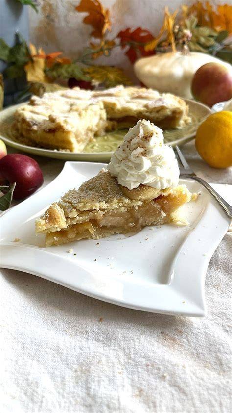 Serviervorschlag: Lauwarmer Zitronen-Apfelkuchen mit Schlagsahne