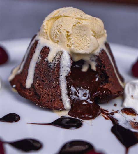 Serviervorschlag: Lava Cake auf Himbeerspiegel und Eis
