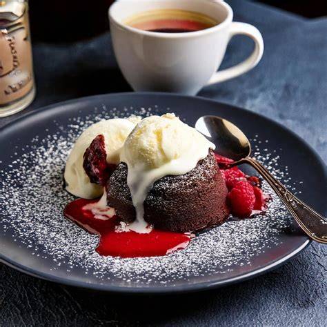Serviervorschlag: Lava Cake mit Himbeerspiegel und Karamell-Crunch