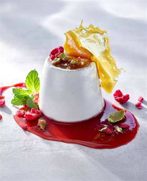 Serviervorschlag: Lava-Muffin mit salziger Karamellsauce und Beeren