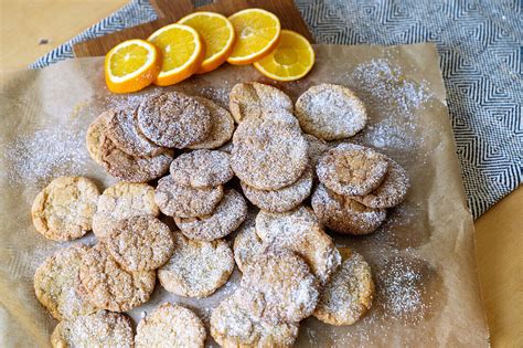 Serviervorschlag: Lebkuchen mit Orangenscheiben und Puderzucker