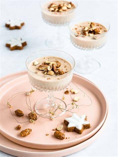 Serviervorschlag: Lebkuchen-Crunch und gebrannte Mandeln auf Panna Cotta