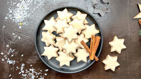 Serviervorschlag: Lebkuchen-Dreiecke mit Marzipan und Glasur auf Teller