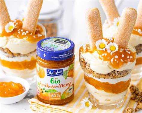 Serviervorschlag: Lebkuchen-Eierlikör im Glas, daneben Kranzkuchen mit Orangenglasur und Pistazien