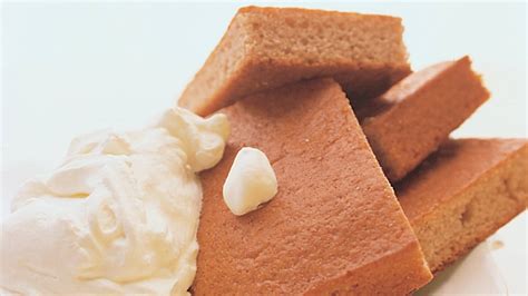 Serviervorschlag: Lebkuchen-Scheiben mit Schlagrahm und Birnendicksaft-Glanz