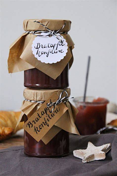 Serviervorschlag: Likör aus Marmelade als Dessert-Topper und als Geschenk