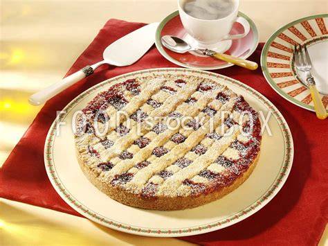 Serviervorschlag: Linzer Torte mit Spritzgebäck-Plätzchen