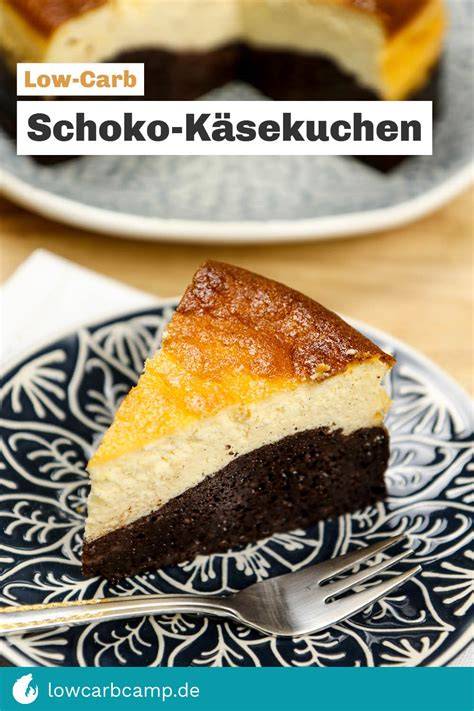 Serviervorschlag: Low-Carb Schoko-Käsekuchen auf Tafel