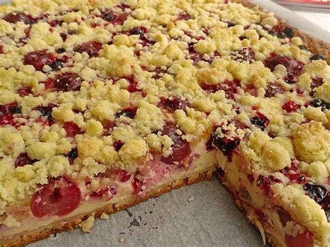 Serviervorschlag: Low-Carb-Kirsch-Streuselkuchen mit Sahne und frischen Kirschen