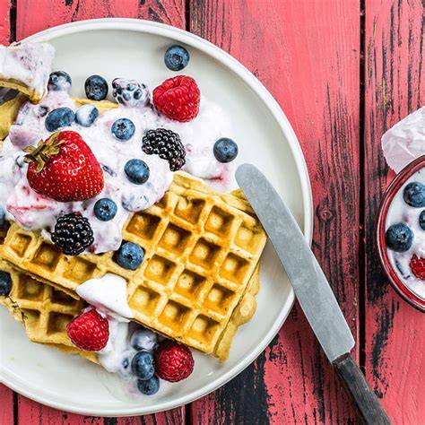 Serviervorschlag: Low-Carb-Waffeln mit Beeren und Blaubeer-Curd