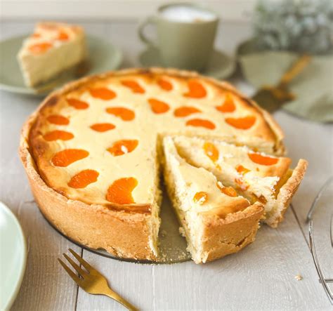Serviervorschlag: Mandarinen-Käsekuchen auf einer bunten Kaffeetafel