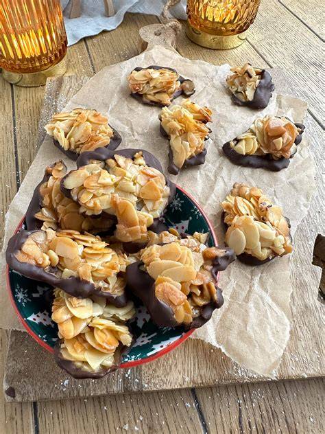 Serviervorschlag: Mandel Schoko Häufchen auf einem Plätzchenteller in der Weihnachtsbäckerei