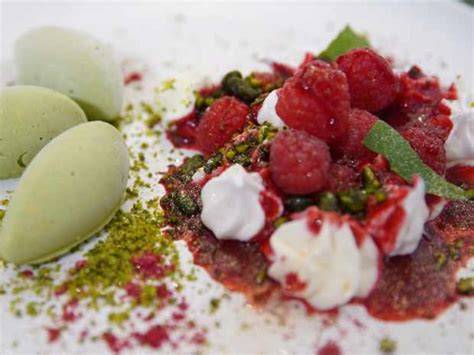 Serviervorschlag: Mandelkrokant als Topping auf Eis und Eton Mess