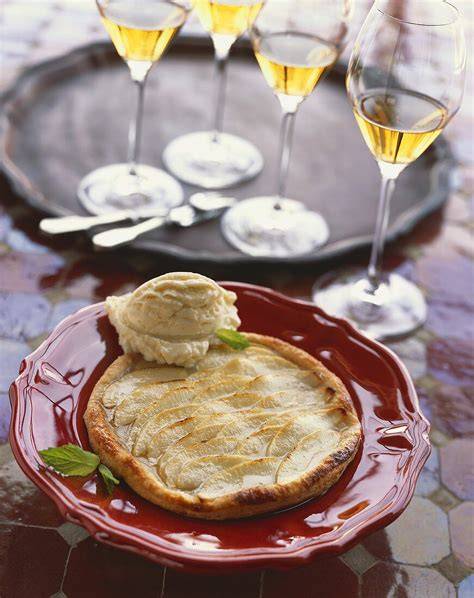 Serviervorschlag: Mandelkuchen mit Vanilleeis und spanischem Dessertwein