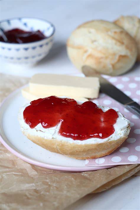 Serviervorschlag: Marmelade auf Sonntagsbrötchen