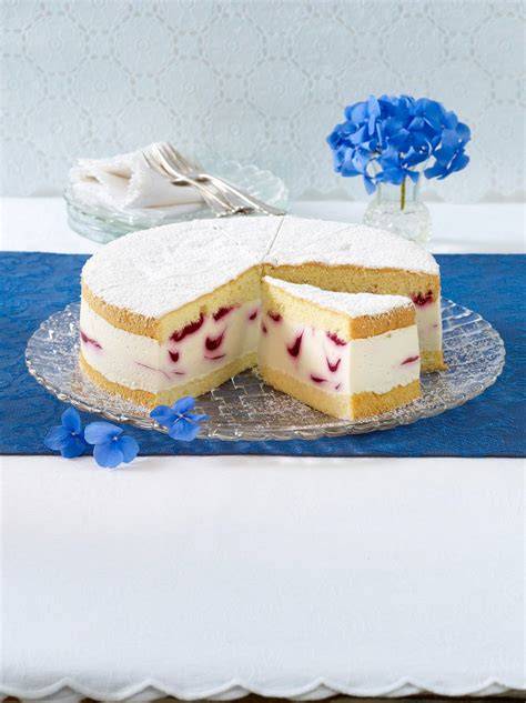 Serviervorschlag: Marmorierte Käse-Sahne-Torte in Stücken mit Beeren
