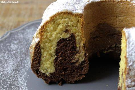 Serviervorschlag: Marmorkuchen mit Puderzucker und Kaffee