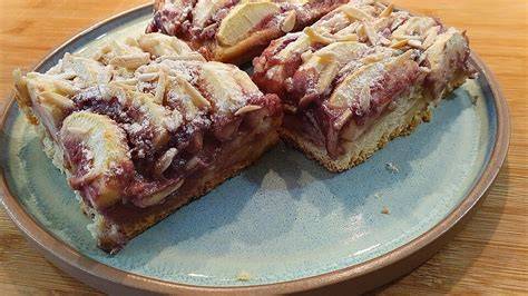 Serviervorschlag: Marzipan-Eis mit Früchten und Mandelsplittern