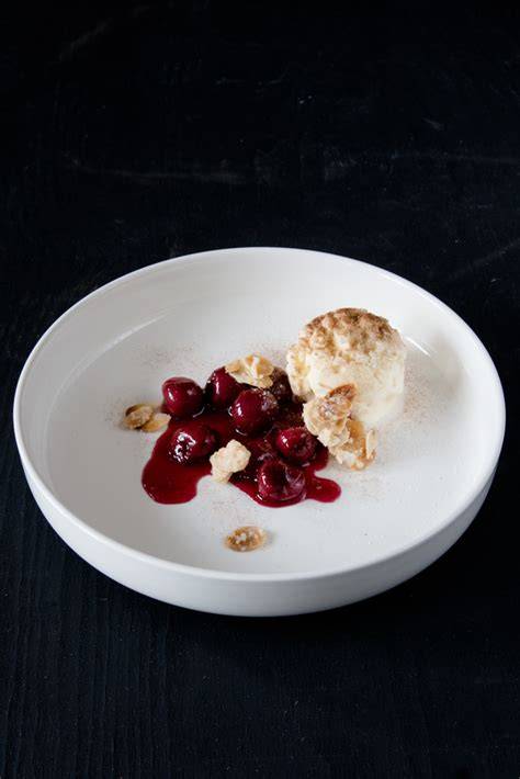 Serviervorschlag: Marzipan-Eis mit heißen Kirschen und Mandelkrokant
