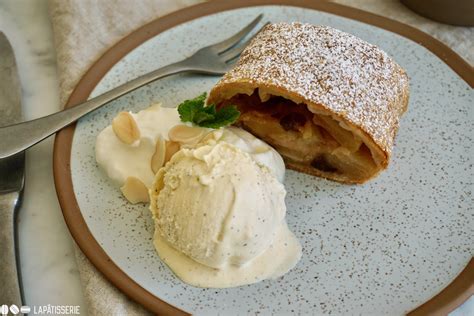 Serviervorschlag: Marzipan-Mandel-Strudel mit Vanilleeis und Mandeln