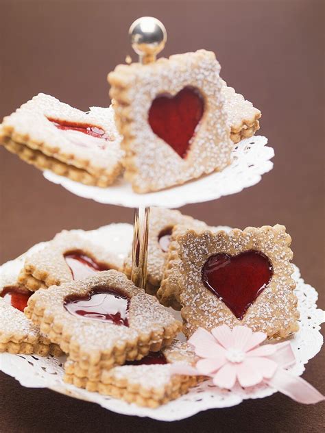 Serviervorschlag: Marzipan-Pflaumenmus-Rauten auf einer Etagere mit Puderzucker