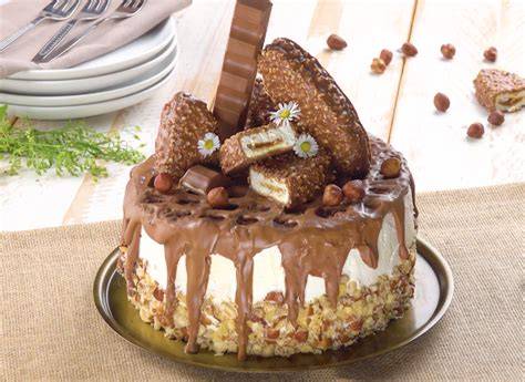 Serviervorschlag: Maxi King Torte mit Riegeln und Haselnüssen dekoriert