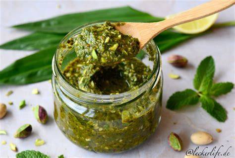 Serviervorschlag: Meloneneis-Kugeln mit Minze, Pistazien und Limettenabrieb