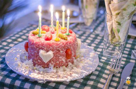Serviervorschlag: Mett-Torte als Geburtstagskuchen mit herzhafter Deko