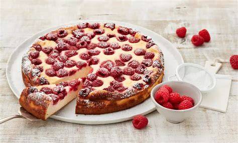 Serviervorschlag: Mikrowellen-Käsekuchen mit Puderzucker und Himbeeren