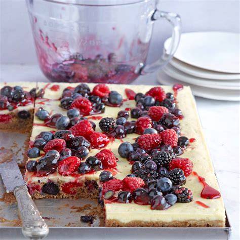 Serviervorschlag: Milchmädchen-Quarkkuchen mit Beerenmix und Zitronenzeste