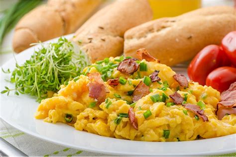Serviervorschlag: Mini-Buttercroissants mit Eierspeise, Speck und Avocado