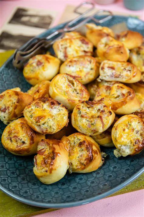Serviervorschlag: Mini-Croissants als Fingerfood auf einer Party
