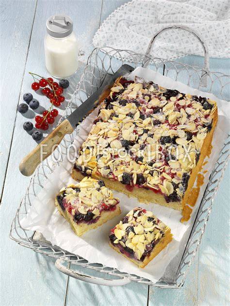 Serviervorschlag: Mini-Käsekuchen mit Beeren und Mandeln