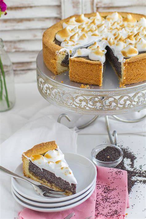 Serviervorschlag: Mohn-Marzipan-Kuchen mit Puderzucker und Kaffee