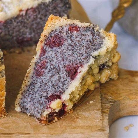 Serviervorschlag: Mohnkuchen mit Zitronenzesten und Puderzucker