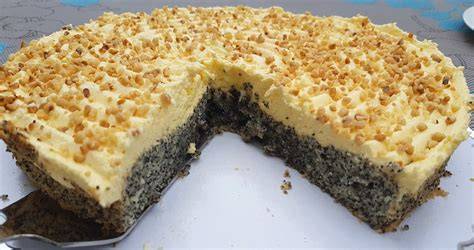 Serviervorschlag: Mohnkuchen ohne Boden mit Beeren und Puderzucker