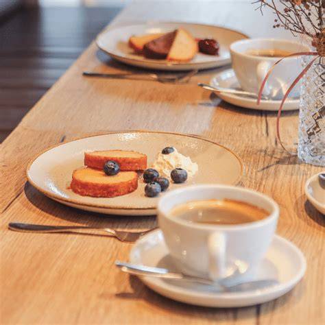 Serviervorschlag: Mohnstriezel-Scheiben auf einer Kaffeetafel mit Aprikotur und Zuckerguss