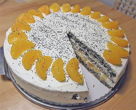 Serviervorschlag: Mohntorte mit Sahne