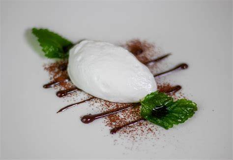 Serviervorschlag: Mousse mit Vanillesauce und Zitronenmelisse