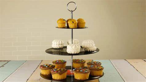 Serviervorschlag: Muffins auf Etagere, eine aufgebrochen mit sichtbarer cremiger Füllung