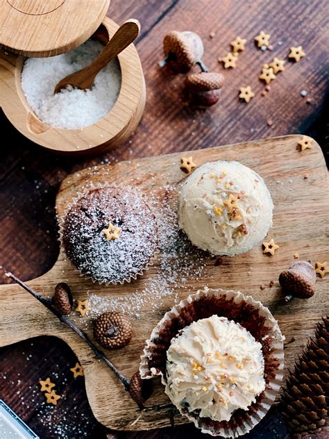 Serviervorschlag: Muffins auf Holzbrett mit Puderzucker und Vanilleeis