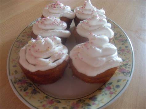 Serviervorschlag: Muffins mit Sahnehaube, Kekskrümeln und Vanillesoße