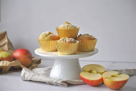 Serviervorschlag: Muffins mit Zitronenguss und frischen Pfirsichspalten