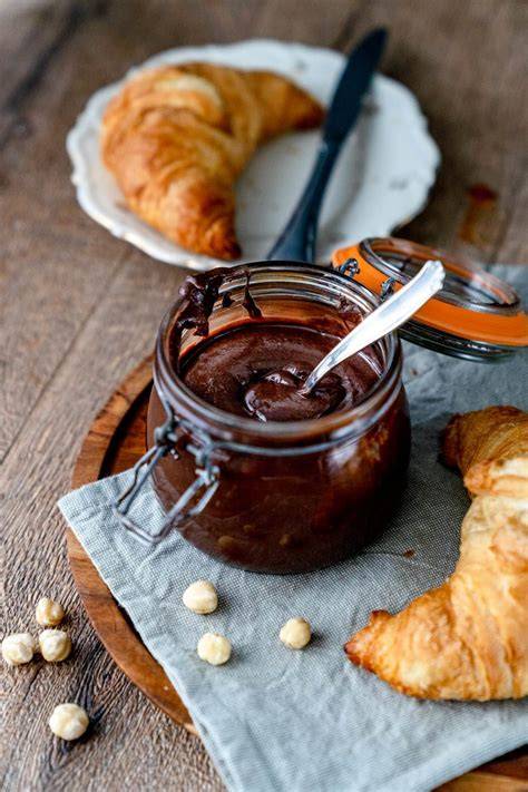 Serviervorschlag: Nuss-Nougat-Creme auf Brot und Croissants