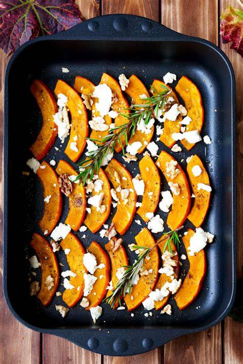Serviervorschlag: Ofenkürbis mit Honig, Feta und Walnüssen auf Blech, Kräuterzweige