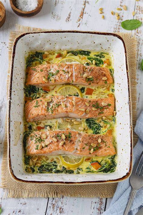 Serviervorschlag: Ofenlachs mit Honigglasur, Gemüsereis und Zitronen