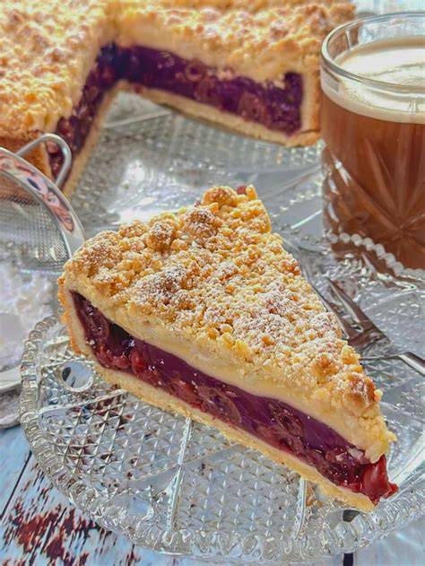 Serviervorschlag: Omas Kirschkuchen mit Pudding auf rustikalem Teller, Sahne und Puderzucker