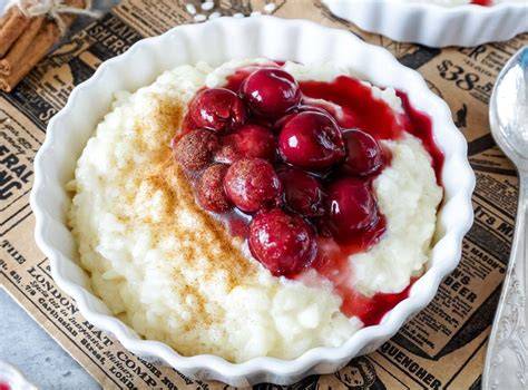 Serviervorschlag: Omas cremiger Milchreis mit Zimt-Zucker und heißen Kirschen