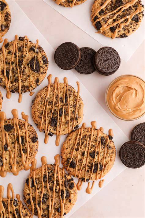 Serviervorschlag: Oreo Peanut Butter im Milchglas und Dessert-Bowl